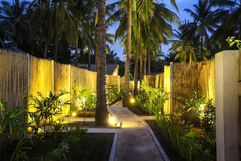 Sunset Palms Resort Gili Trawangan Buitenkant foto